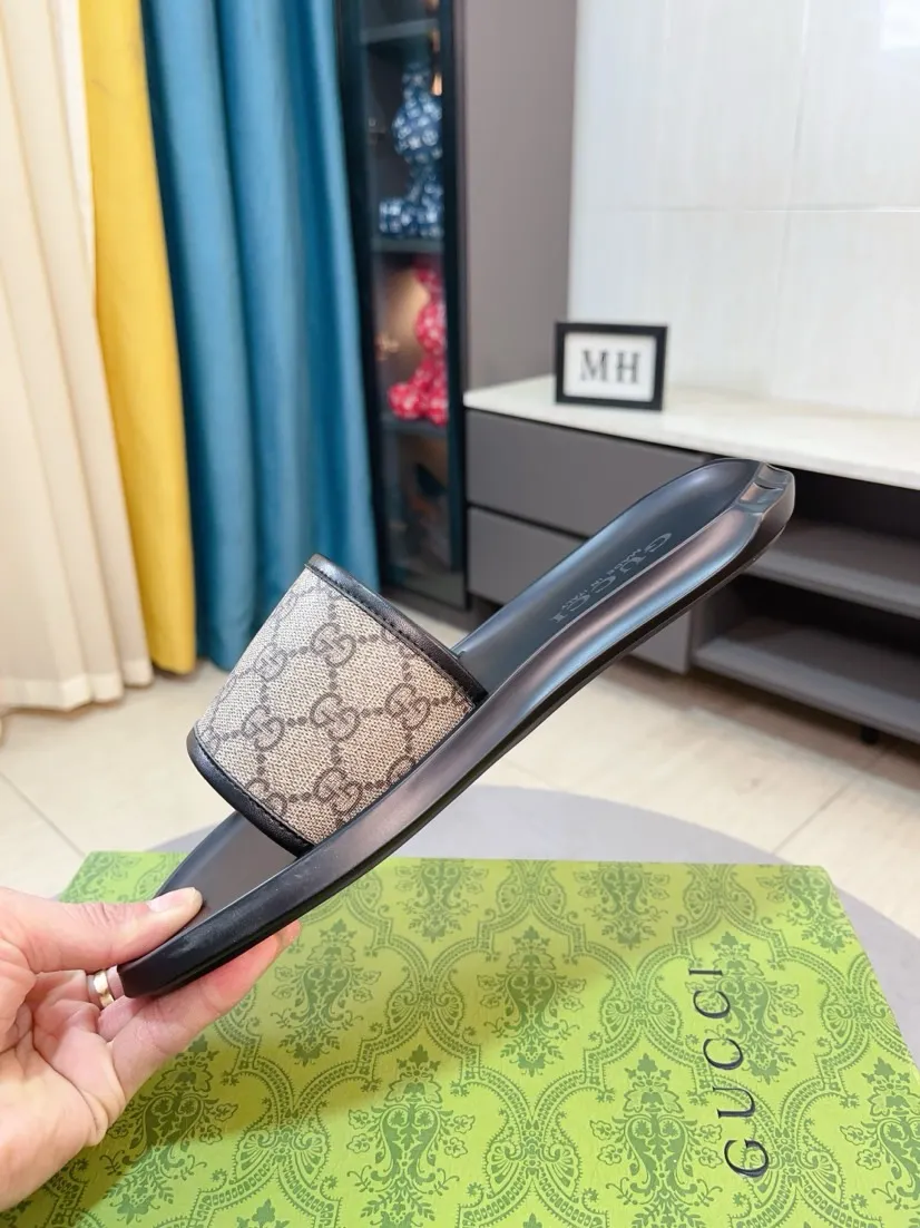Men's shoes 💰260🌹🌹 (gucci-Gucci) New men's slippers, high-end boutique, made of cowhide, with exquisite embossed logo decoration on the upper, fine workmanship, super soft soles, casual, loose and comfortable, a must-have in summer! \nsize：38-44
